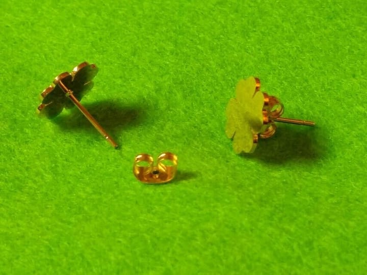 Pendientes acero dorados mujer colección primavera trébol con presión - Imagen 3