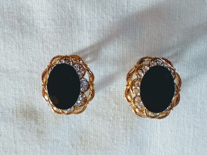 Pendientes bisuteria dorados con cierre omega con piedra color negra - Imagen 3