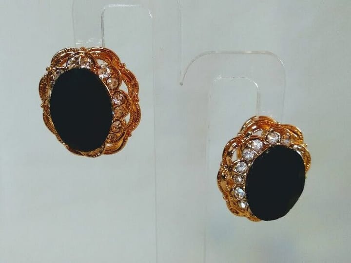 Pendientes bisuteria dorados con cierre omega con piedra color negra