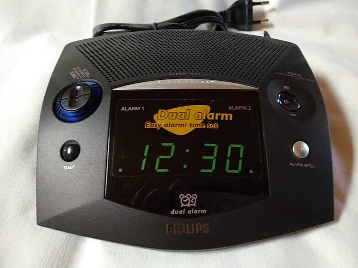 RADIO DESPERTADOR  PHILIPS VINTAGE NUEVO Y CON CAJA A LA RED Y PILA