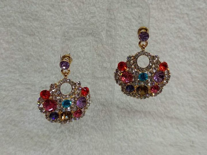 Pendientes bisutería mujer dorados con piedras multicolor cierre de presión