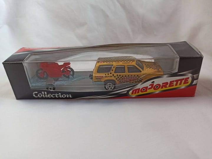 4X4 CON REMOLQUE Y MOTO MAJORETTE Nuevo con caja (144)