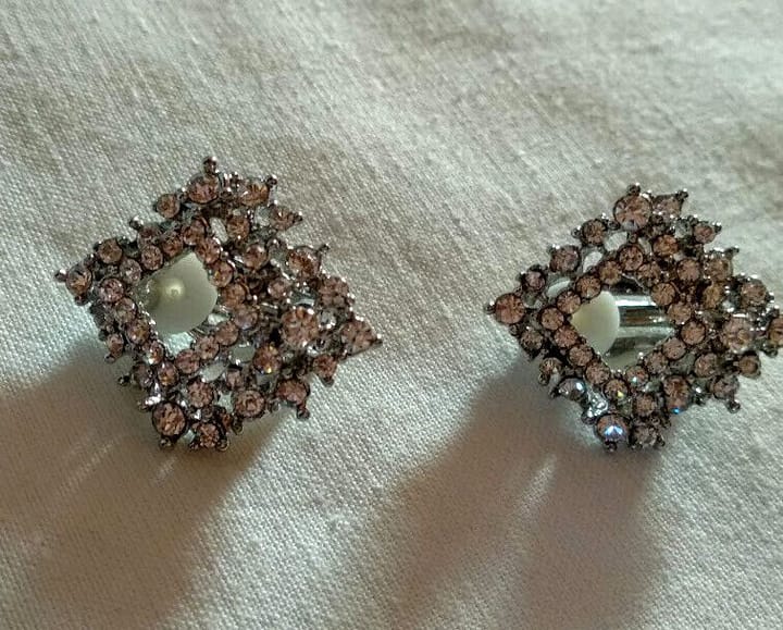 Pendientes mujer bisuteria plateados con cierre de clip con piedras blancas - Imagen 3