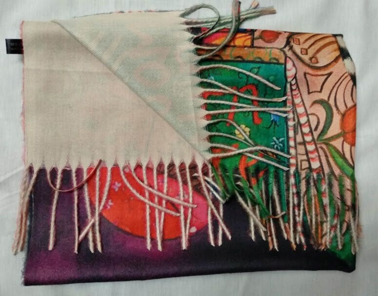 Pasmina Cashmere estampado trio chicasNuevo con etiquetas (105) - Imagen 8