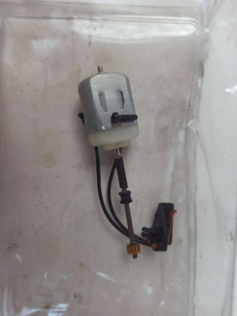 FLY MOTOR + PORTAESCOBILLAS NUEVO EN BLISTER ESTROPEADO (144)