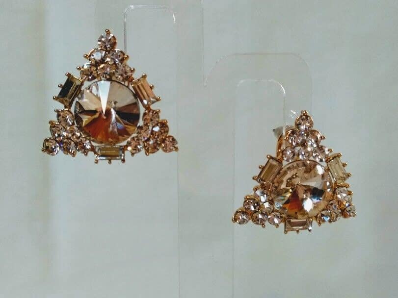 Pendientes bisuteria dorados con cierre omega y cristales blancos