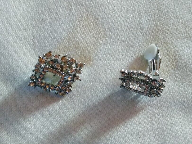 Pendientes mujer bisuteria plateados con cierre de clip con piedras blancas - Imagen 4