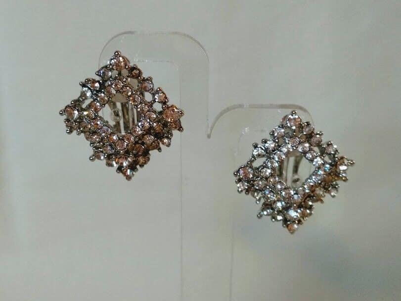 Pendientes mujer bisuteria plateados con cierre de clip con piedras blancas