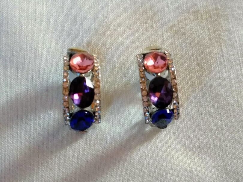 Pendientes bisutería plateados con cierre de clip y piedras multicolor - Imagen 3