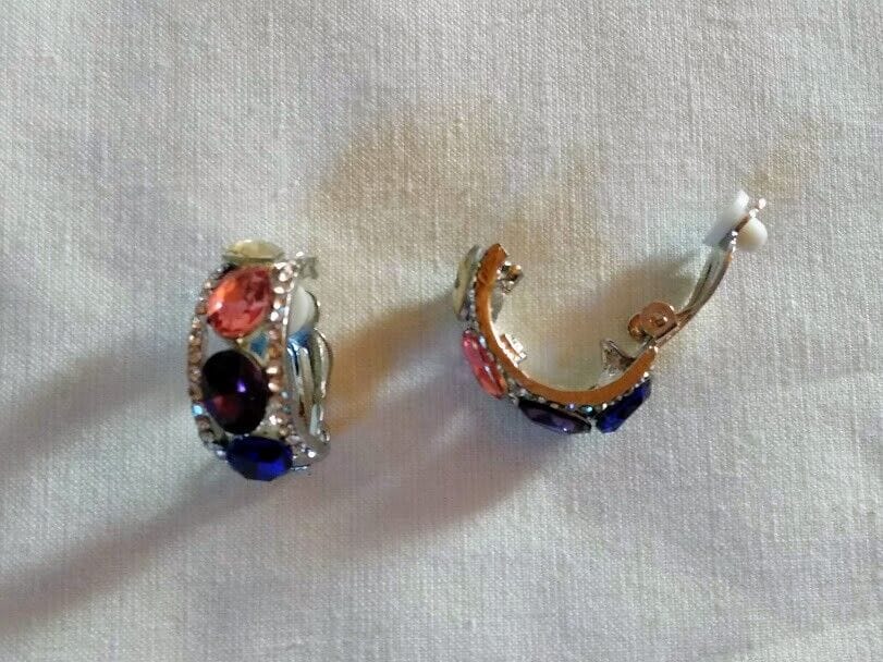 Pendientes bisutería plateados con cierre de clip y piedras multicolor - Imagen 4