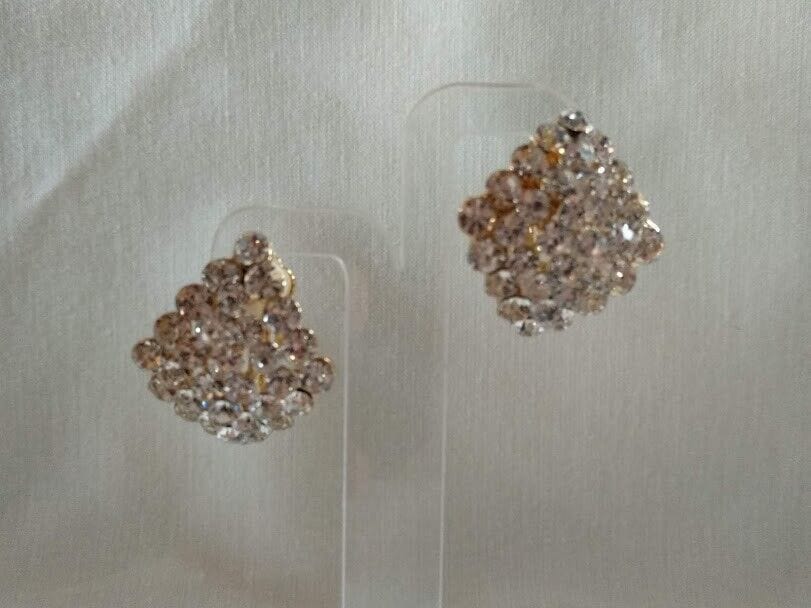 Pendientes bisutería dorados cuajados de cristales con cierre de clip (106) - Imagen 3