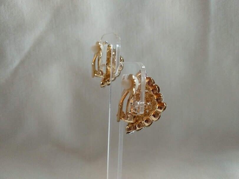 Pendientes bisutería dorados cuajados de cristales con cierre de clip (106) - Imagen 4